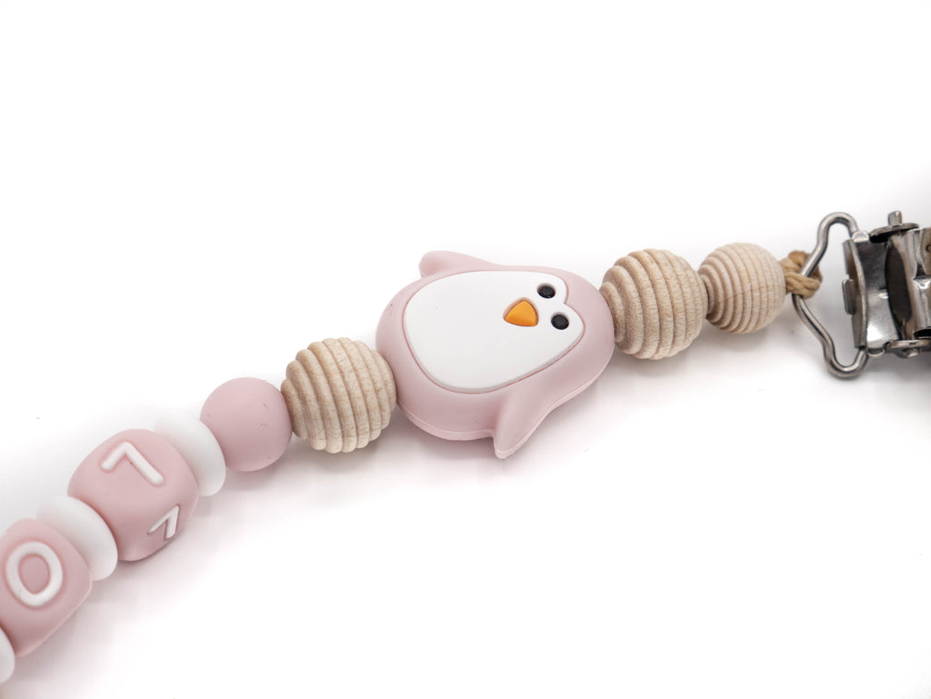 Handgefertigte und individuelle Schnullerkette rosa Pinguin - Schnullerkettenwelt