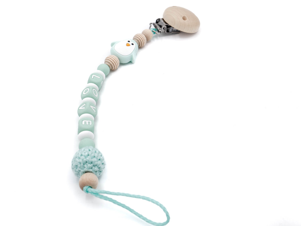 Handgefertigte und individuelle Schnullerkette mint Pinguin - Schnullerkettenwelt